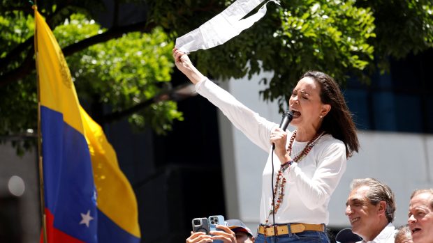 Vůdkyně venezuelské opozice María Corina Machadová hovoří během protestu proti výsledkům voleb, které vyhlásila vláda prezidenta Nicoláse Madura poté, co byl prohlášen vítězem voleb