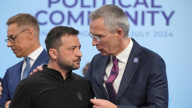 Ukrajinský prezident Volodymyr Zelenskyj hovoří s generálním tajemníkem NATO Jensem Stoltenbergem