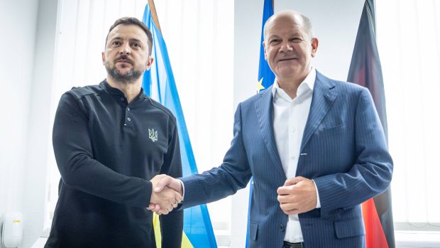 Volodymyr Zelenskyj (vlevo) a Olaf Scholz během jednání v německém Rammsteinu