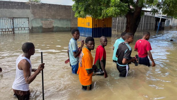 Obyvatelé při záplavách v Maiduguri v Nigérii (září 2024)