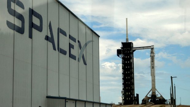 Raketa Falcon 9 společnosti SpaceX je připravena na start soukromé mise Polaris Dawn pro lety lidí do vesmíru v Kennedyho vesmírném středisku na mysu Canaveral na Floridě, USA, 26. srpna 2024