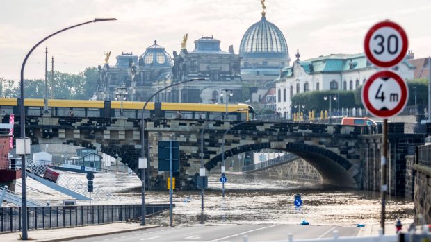 Hladina Labe během čtvrtka v Drážďanech vystoupala na maximum