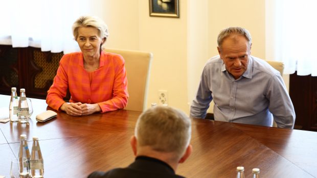 Ursula von der Leyenová a polský premiér Donald Tusk na setkání s premiéry zemí zasažených povodněmi ve Vratislavi