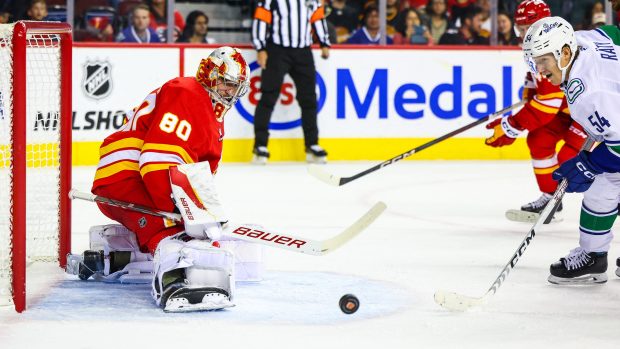 Brankář Calgary Flames Daniel Vladař v přípravném utkání