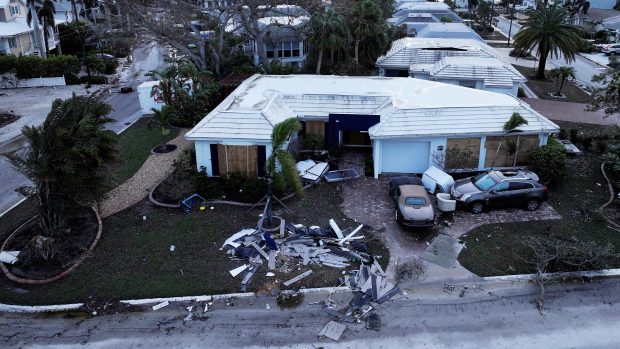 Budovy a stavby poškozené hurikánem Milton po jeho příchodu na pevninu, Venice, Florida, USA, 10. října 2024