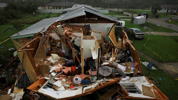 Poškozené domy ve městě Fort Pierce na východním pobřeží Floridy (10. října 2024)