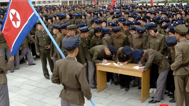 Podle severokorejských státních médií podepisují tento týden mladí lidé, včetně studentů a představitelů mládežnických lig, petice za vstup do armády nebo za návrat do ní