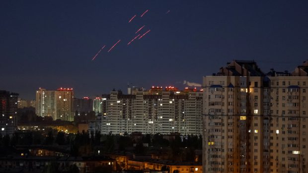 Ukrajinští vojáci v Kyjevě střílejí na dron během ruského útoku na Kyjev (fotografie z 21. října 2024)