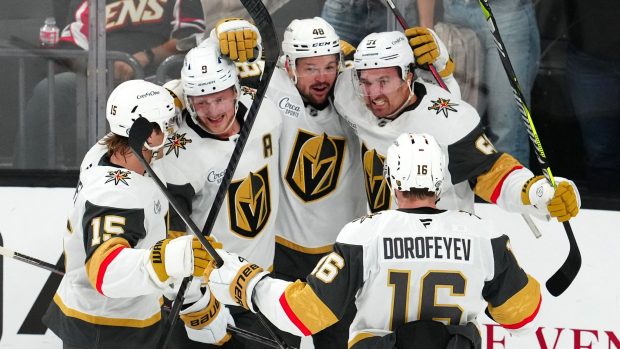 Český útočník Tomáš Hertl se raduje se spoluhráči z Vegas Golden Knights ze vstřeleného gólu proti Ottawě