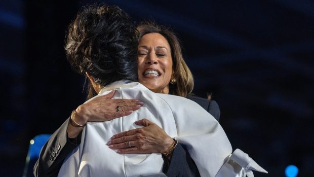 Kamala Harrisová s interpretkou Cardi B ve Wisconsinu