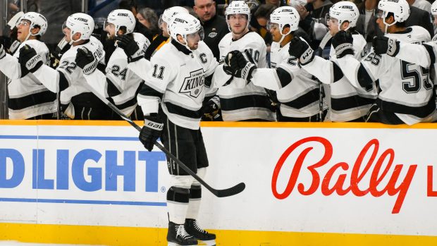 Kapitán LA Kings Anže Kopitar (11) oslavuje gól se svými spoluhráči