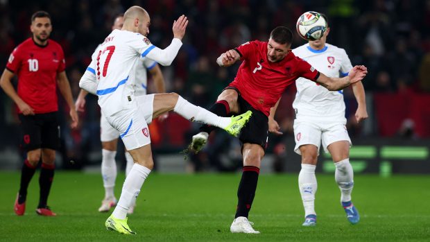 Čeští fotbalisté si vybojovali v Albánii bod za remízu 0:0