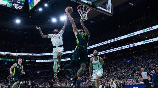 Útočník Boston Celtics Jayson Tatum (0) ve druhé čtvrtině zápasu v TD Garden proti útočníkovi LA Clippers Derricku Jonesovi Jr. (55)