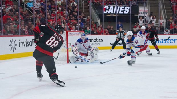 Martin Nečas v dresu Caroliny Hurricanes proti New York Rangers