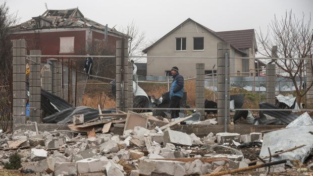 Následky ruského úderu raketou na předměstí Oděsy