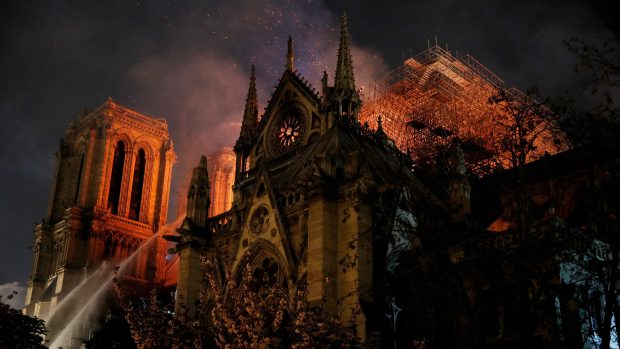 Požár katedrály Notre-Dame vypukl v prostoru střechy během rekonstrukce 15. dubna 2019 večer. Příčina nebyla dosud zcela objasněna, oheň mohla způsobit závada v elektroinstalaci či nedopalek cigarety