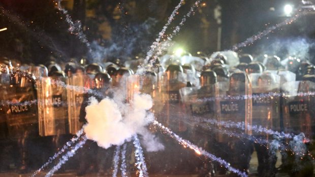 Na tbiliské třídě Rustaveli se už více jak týden každou noc protestuje