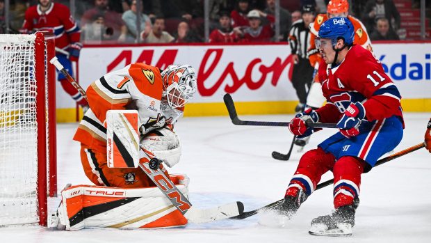 Brankář Lukáš Dostál z Anaheim Ducks v zápas proti Montreal Canadiens