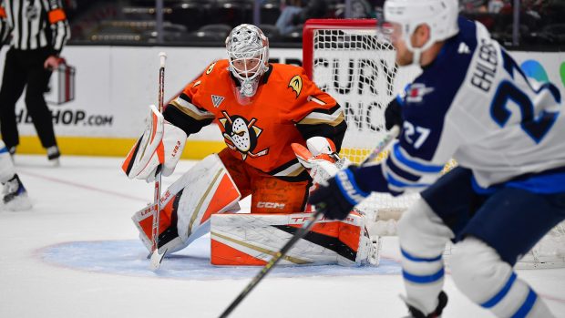 Lukáš Dostál za Anaheim Ducks brání před střelou Nikolaje Ehlerse z Winnipeg Jets (18. prosince 2024)