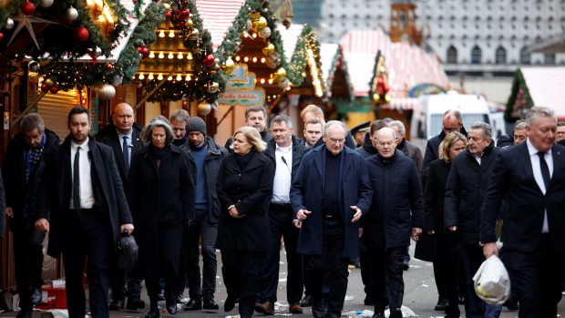 Německý kancléř Olaf Scholz, ministerský předseda Saska-Anhaltska Reiner Haseloff a německá ministryně vnitra Nancy Faeserová navštěvují Magdeburk