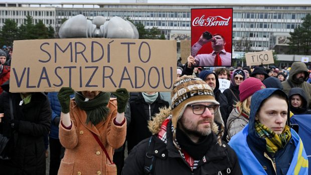 Stovky lidí v pondělí protestovaly před úřadem slovenské vlády v Bratislavě proti nedělní cestě premiéra Roberta Fica do Moskvy za ruským prezidentem Vladimirem Putinem