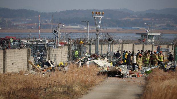 Letadlo v Jižní Koreji po nárazu do zdi explodovalo. Na místě zasahovaly všechny záchranářské složky