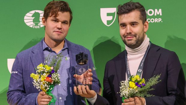 Mistři světa v bleskovém šachu Magnus Carlsen (vlevo) a Jan Něpomňašči (vpravo)