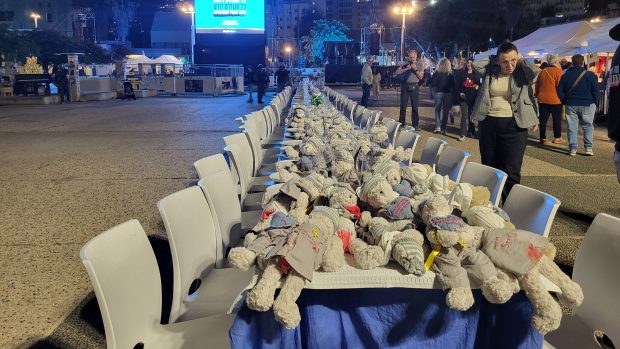 Během víkendu se v Izraeli konaly protivládní protesty. Spojené jsou i se zoufalstvím rodin rukojmích, které Hamás drží v pásmu Gazy. Jejich příbuzní a blízcí žádají dohodu s Hamásem za každou cenu