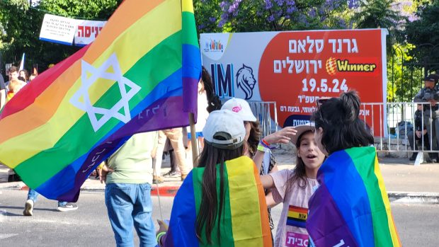 Izrael letos vzhledem k válce v Gaze zrušil své duhové průvody za práva sexuálních menšin. Jeruzalémem přeci jen ale prošly tisíce účastníků pochodu Pride Parade