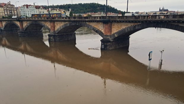 Zatopená náplavka z pohledu na Palackého most a Pražský hrad