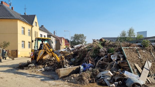 Hromada odpadu na Vojanově ulici v Opavě