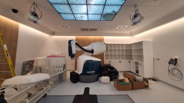 Pacientům ve Fakultní nemocnici Ostrava bude sloužit nový Cyberknife