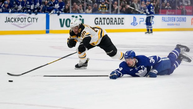 David Pastrňák v duelu NHL proti Torontu dvakrát skóroval, ale porážku Bruins 4:6 neodvrátil