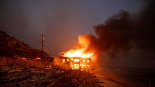 Požár v kopcích nad čtvrtí Pacific Palisades je nejničivější v moderní historii Los Angeles