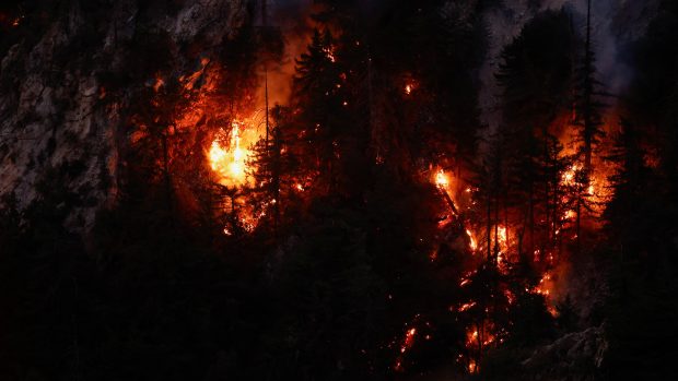 Hasiči v americkém Los Angeles už čtvrtý den bojují s ohněm