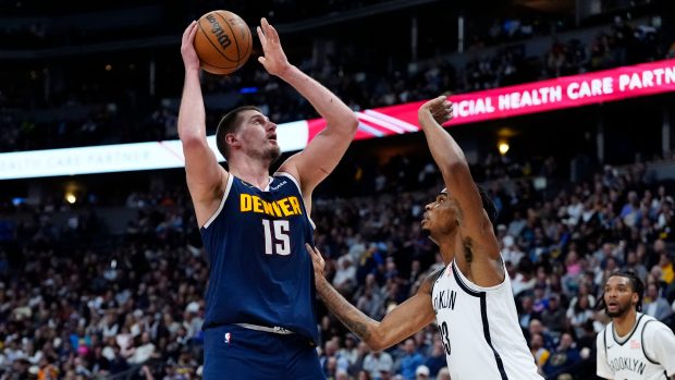 Basketbalista Denveru Nuggets Nikola Jokić zářil v zápase NBA proti Brooklynu Nets