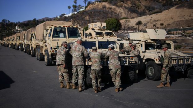 Členové Národní gardy byli povoláni do Los Angeles kvůli ničivé sérii požárů