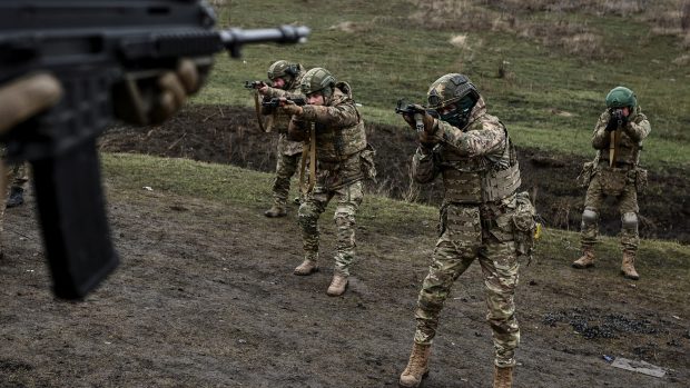 Vojáci, kteří dříve dezertovali od svých jednotek a nyní se dobrovolně vrátili do armády podle nového zákona o amnestii výměnou za službu v armádě, se účastní výcviku u města Pokrovsk v Doněcké oblasti