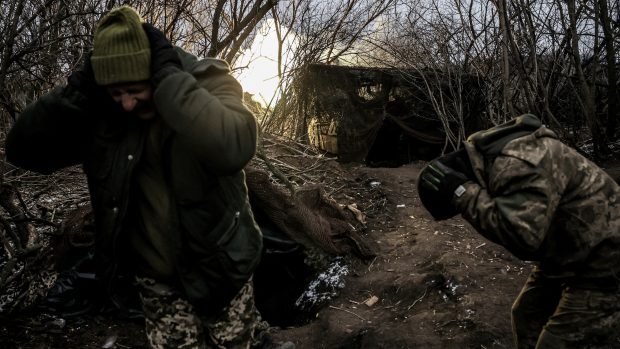 Vojáci 24. mechanizované brigády ukrajinských ozbrojených sil pálí ze samohybné houfnice M109 Paladin na ruské vojáky na frontové linii uprostřed ruského útoku na Ukrajinu