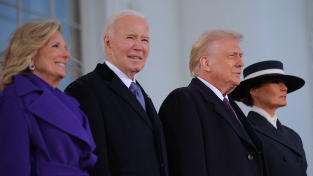 Donald Trump se v Bílém domě setkal s Joem Bidenem