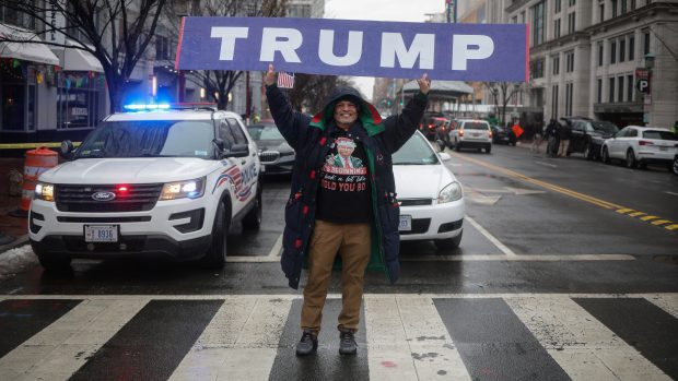 58letý veterán ze Severní Karolíny před Capital One Arenou před shromážděním na podporu zvoleného prezidenta USA Donalda Trumpa