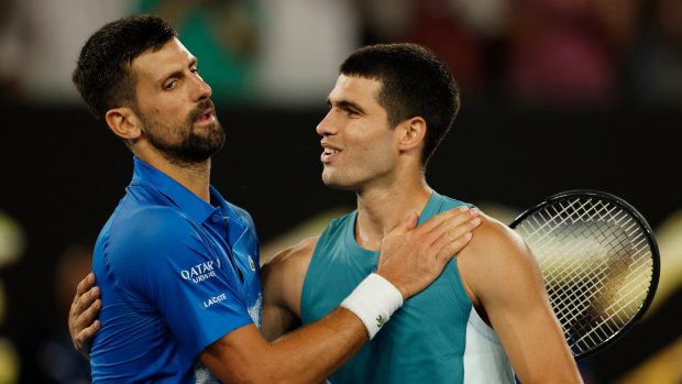 Srbský tenista Novak Djoković postoupil po výhře nad Španělem Carlosem Alcarazem 4:6, 6:4, 6:3, 6:4 do semifinále Australian Open