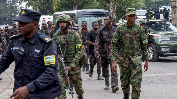 Rwandští bezpečnostní důstojníci přijímají vojáky FARDC, kteří se vzdali v Gomě