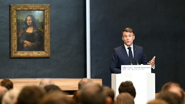 Francouzský prezident Emmanuel Macron představuje plán renovace muzea Louvre