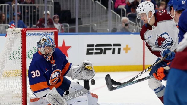 Brankář New York Islanders Ilja Sorokin zneškodnil střelu Martina Nečase