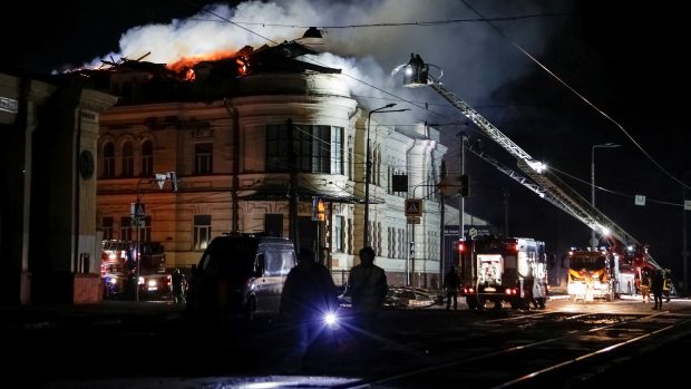 Středeční práce hasičů v Charkově po útoku ruského dronu