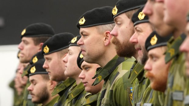 Vojáci švédské armády se účastní slavnostního ceremoniálu u příležitosti oficiálního vstupu švédského praporu do Mnohonárodní brigády NATO v Lotyšsku