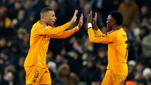 Kylian Mbappé a Vinícius Júnior se radují z branky do sítě Manchesteru City