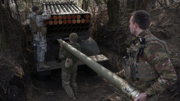 Příslušníci ukrajinské 68. brigády Jaeger nabíjejí raketu do vícenásobného odpalovacího systému BM-21 Grad na svém stanovišti u frontového města Pokrovsk