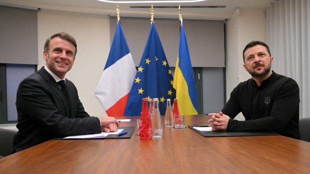 Francouzský prezident Emmanuel Macron (vlevo) a jeho ukrajinský protějšek Volodymyr Zelenskyj